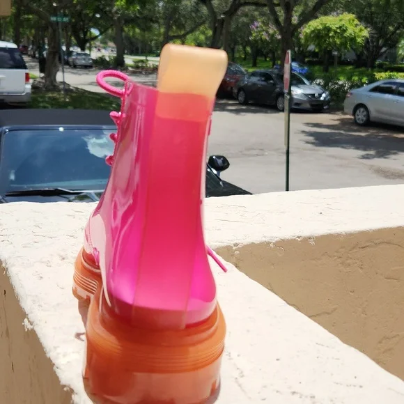 DONATING THIS WEEKEND IF NOT BOUGHT: Melissa boots size 7 for women - Picture 10 of 10